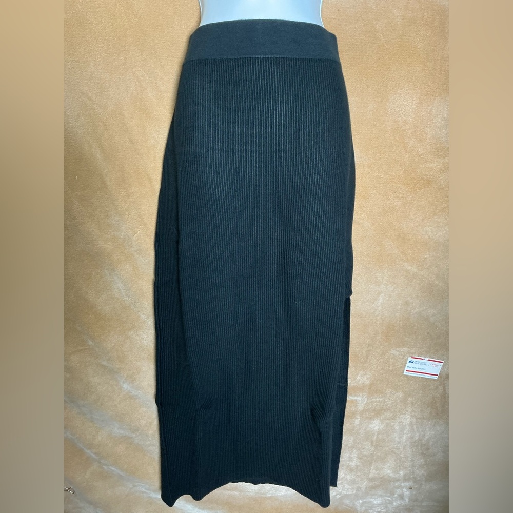 Elegant Black Ribbed Skirt - Picture 4 of 10
